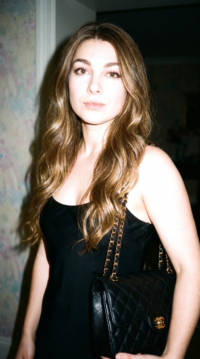 Adèle in a 1990s Flash Snapshot