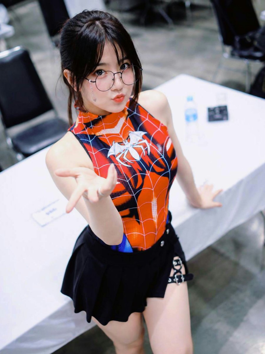 Solitary Web: The Girl Beyond the Crowd output 7